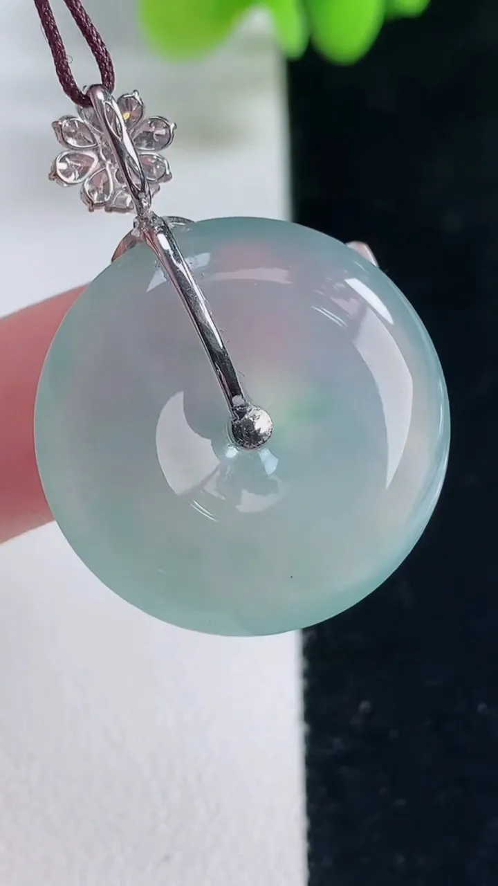 天然A货翡翠种飘花平安扣吊坠，尺寸24.4-5.5，重量:7.07g
12月20日