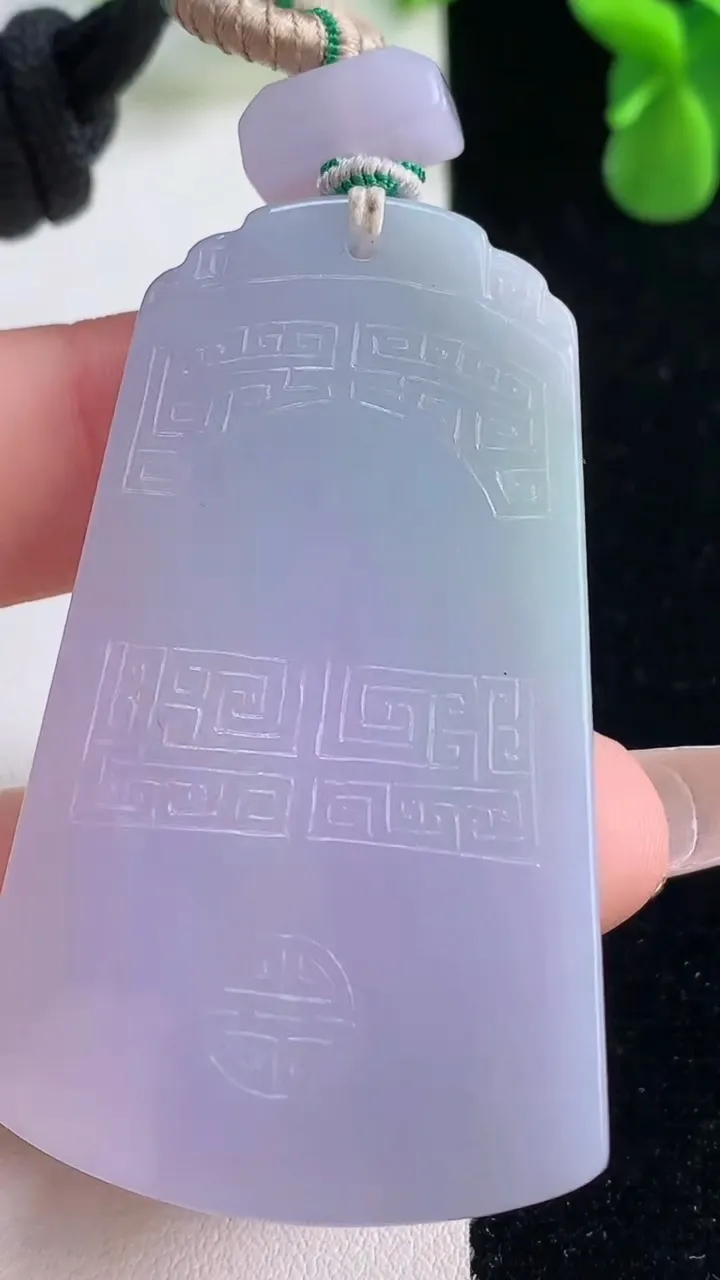 天然A货翡翠紫罗兰仿古无事牌吊坠，尺寸55.8-34.2-6.2，重量:38.94g
12月20日