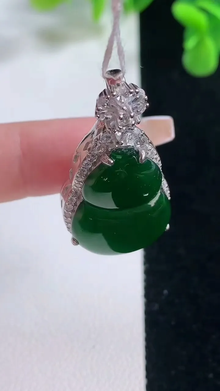 天然A货翡翠葫芦吊坠，尺寸34.5-16.8-11.5，裸石23.5-16重量:6.62g
12月20日