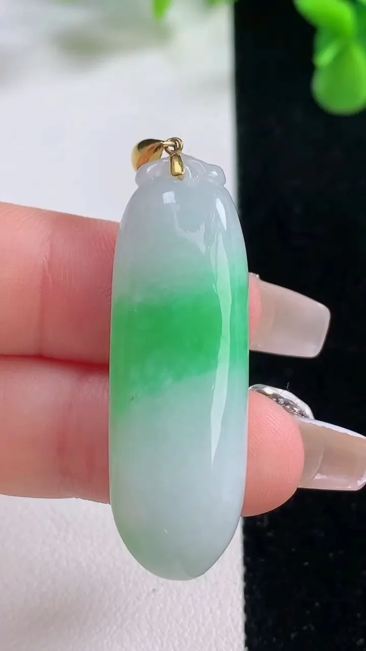 天然A货翡翠福瓜吊坠，尺寸39.5-13.3-8，重量:9.65g
12月20日