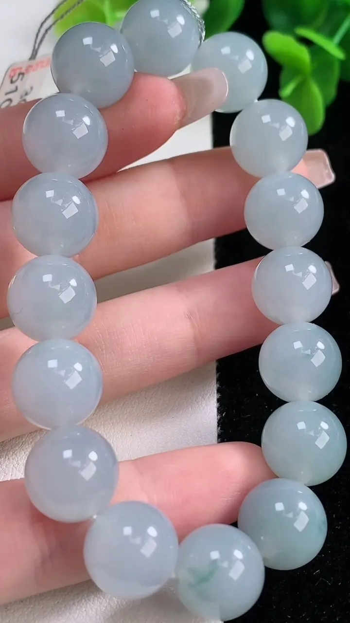 天然A货翡翠飘花圆珠手串，尺寸12.4-16颗，重量:51.05g12月20日
工厂直销收藏佳品,种好水足，色泽均匀，有种有色，上手高大气！