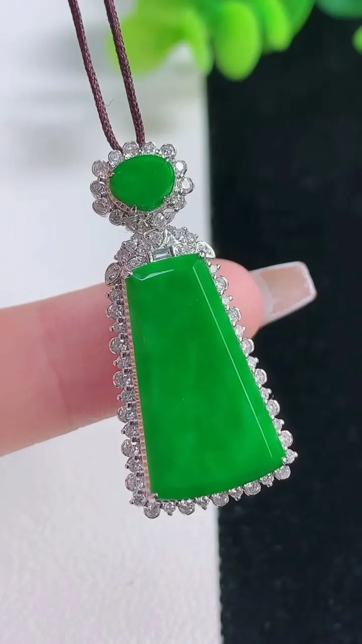 天然A货翡翠无事牌吊坠，尺寸34-14.8-8.9，裸石20.5-12.7重量:4.53g
12月20日