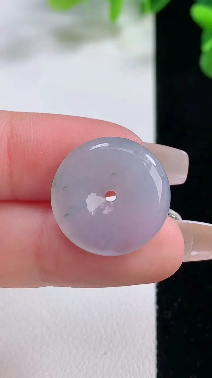 天然A货翡翠冰种紫罗兰飘花平安扣吊坠，尺寸19.3-3.8，重量:3.25g
12月20日