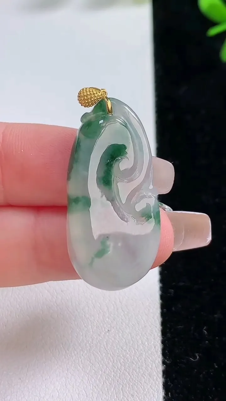 天然A货翡翠种飘花如意吊坠，尺寸33-16-5.2，重:4.77g
12月20日