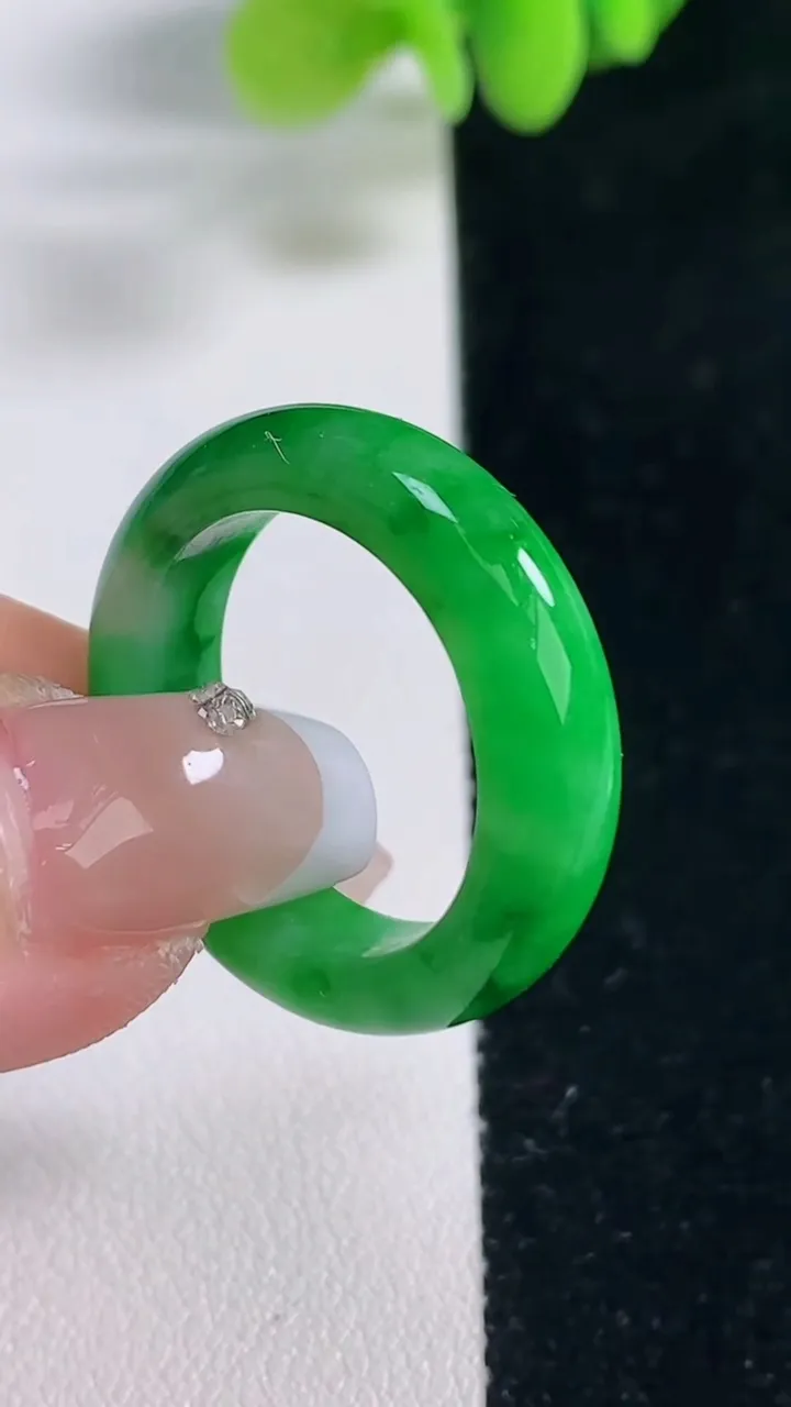 天然A货翡翠指环戒指，尺寸19.7-6.3-3.8，重量:5.67g2025年12月20日
工厂直销收藏佳品,种好水足，色泽均匀，有种有色，上手高大气！