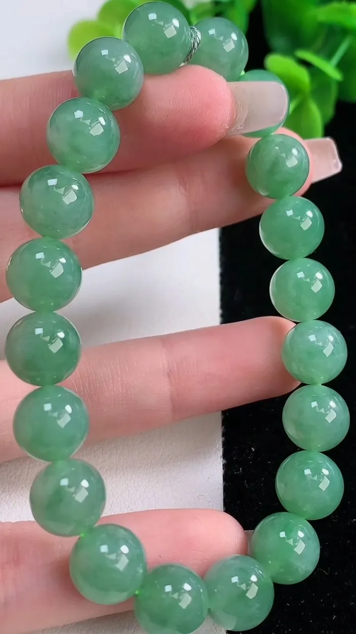 天然A货翡翠圆珠手串，尺寸9.8-26颗，重量:34.33g12月20日
工厂直销收藏佳品,种好水足