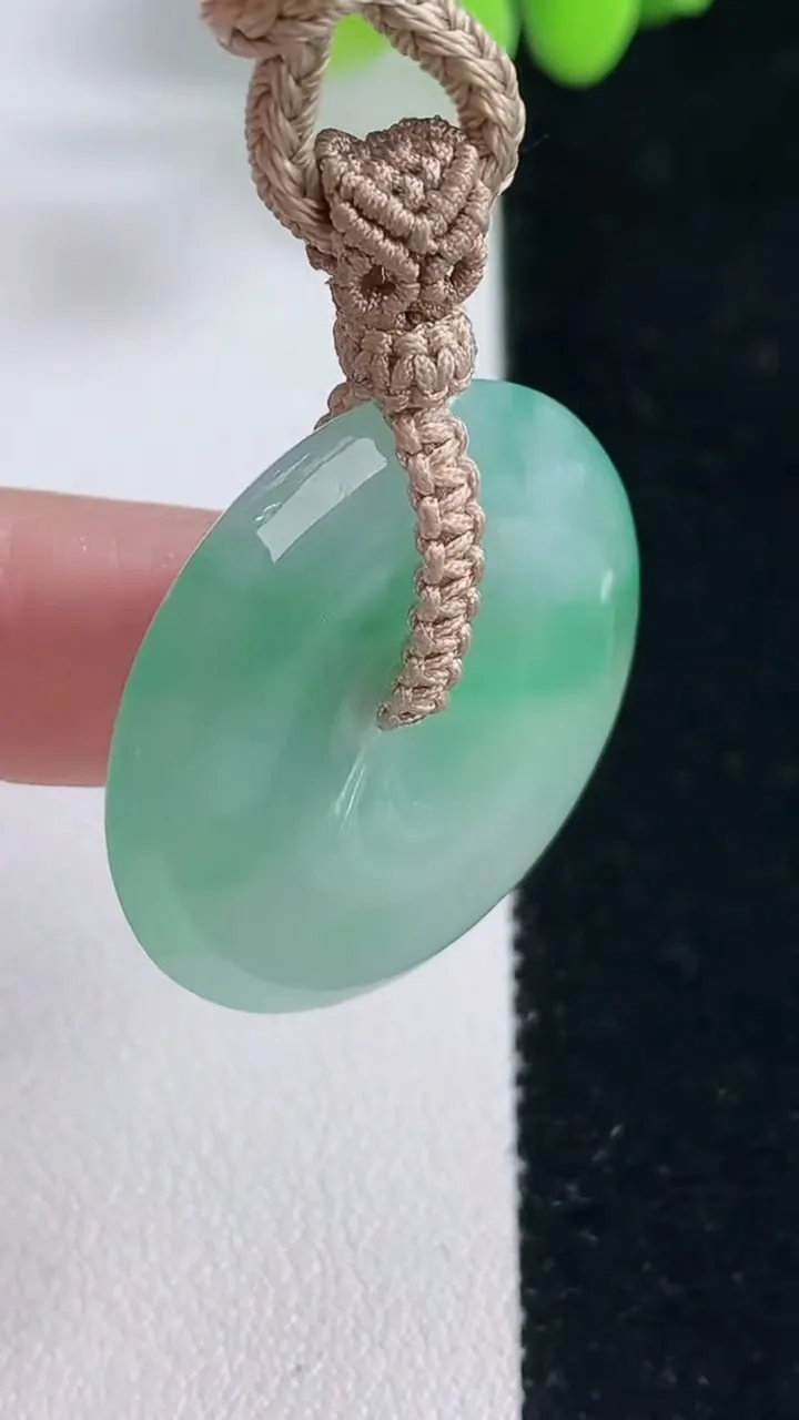 天然A货翡翠平安扣吊坠，尺寸29.5-5，重量:12.03g
12月20日