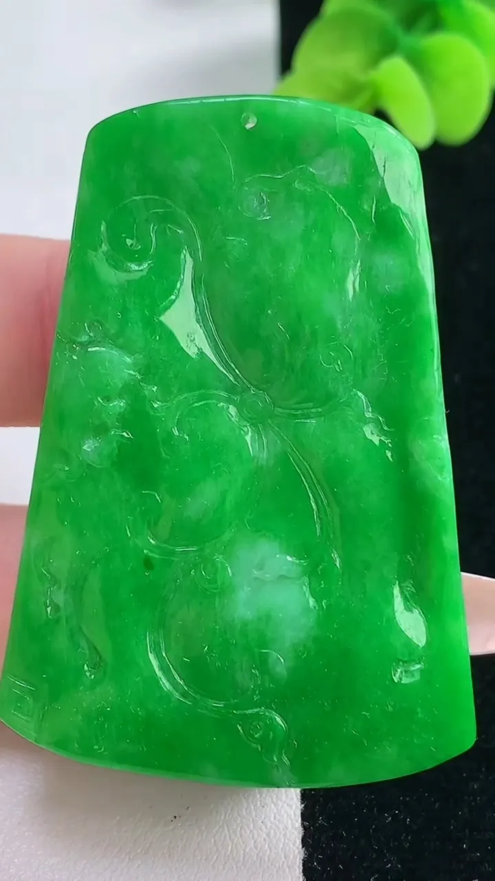 天然A货翡翠年年有余吊坠，尺寸53.7-37.4-4.4，重量:20.75g
12月20日