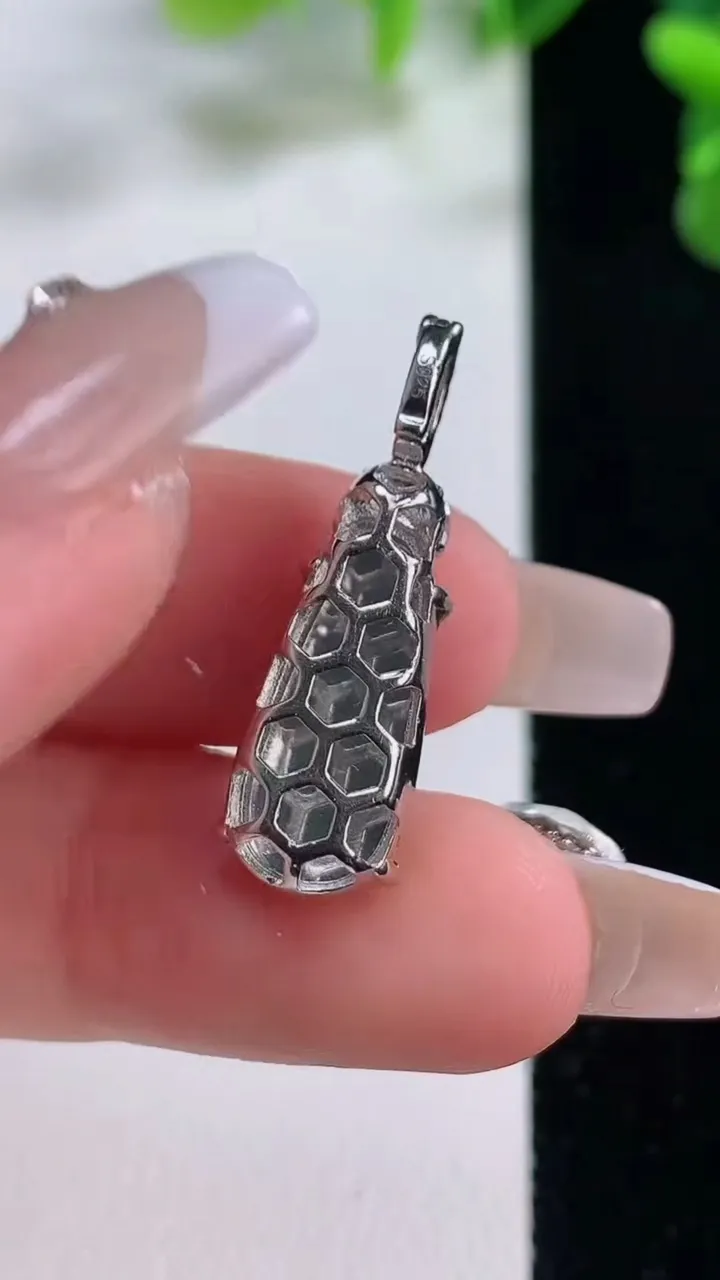 天然A货翡翠福豆吊坠，尺寸27.5-17.5-8.6-6.5，重量:1.97g
12月20日