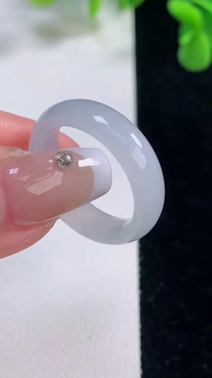 天然A货翡翠指环戒指，尺寸18.4-5.7-3，重量:3.72g2025年12月20日
工厂直销收藏佳品,种好水足，色泽均匀，有种有色，上手高大气！