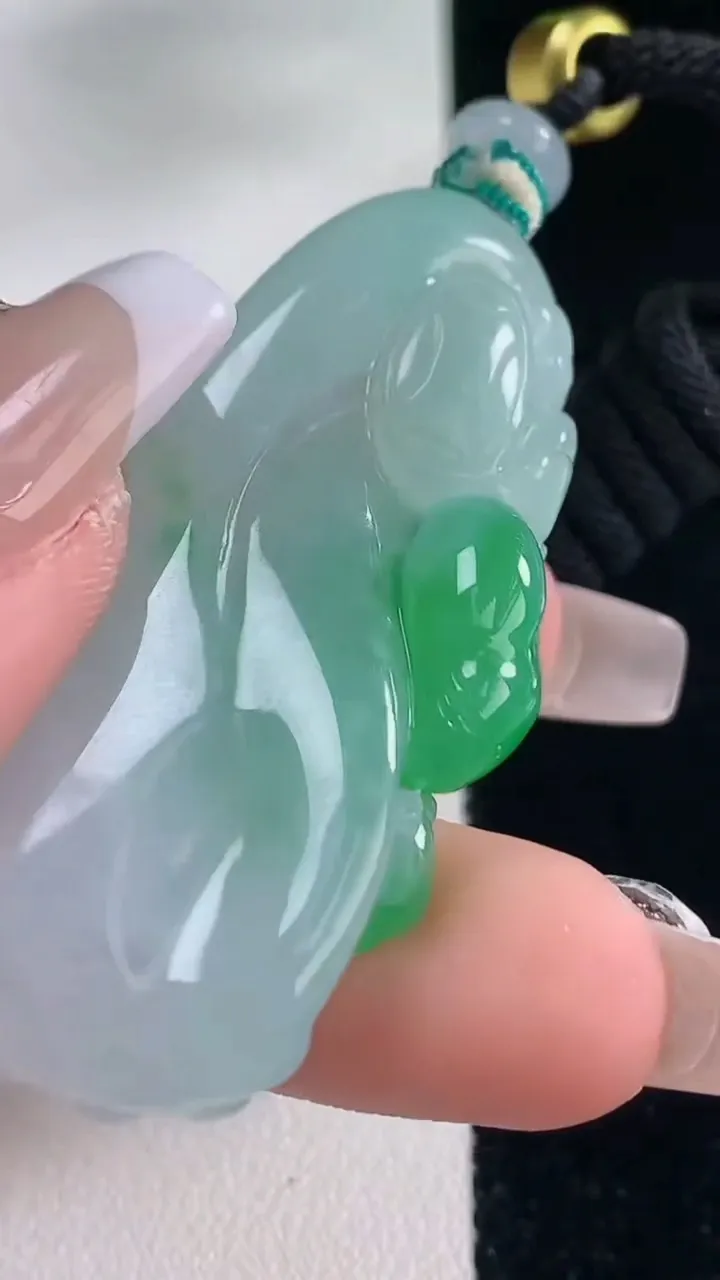 天然A货翡翠呱呱来财 莲蓬吊坠，尺寸51-21-12.2，重量:28.91g
12月20日