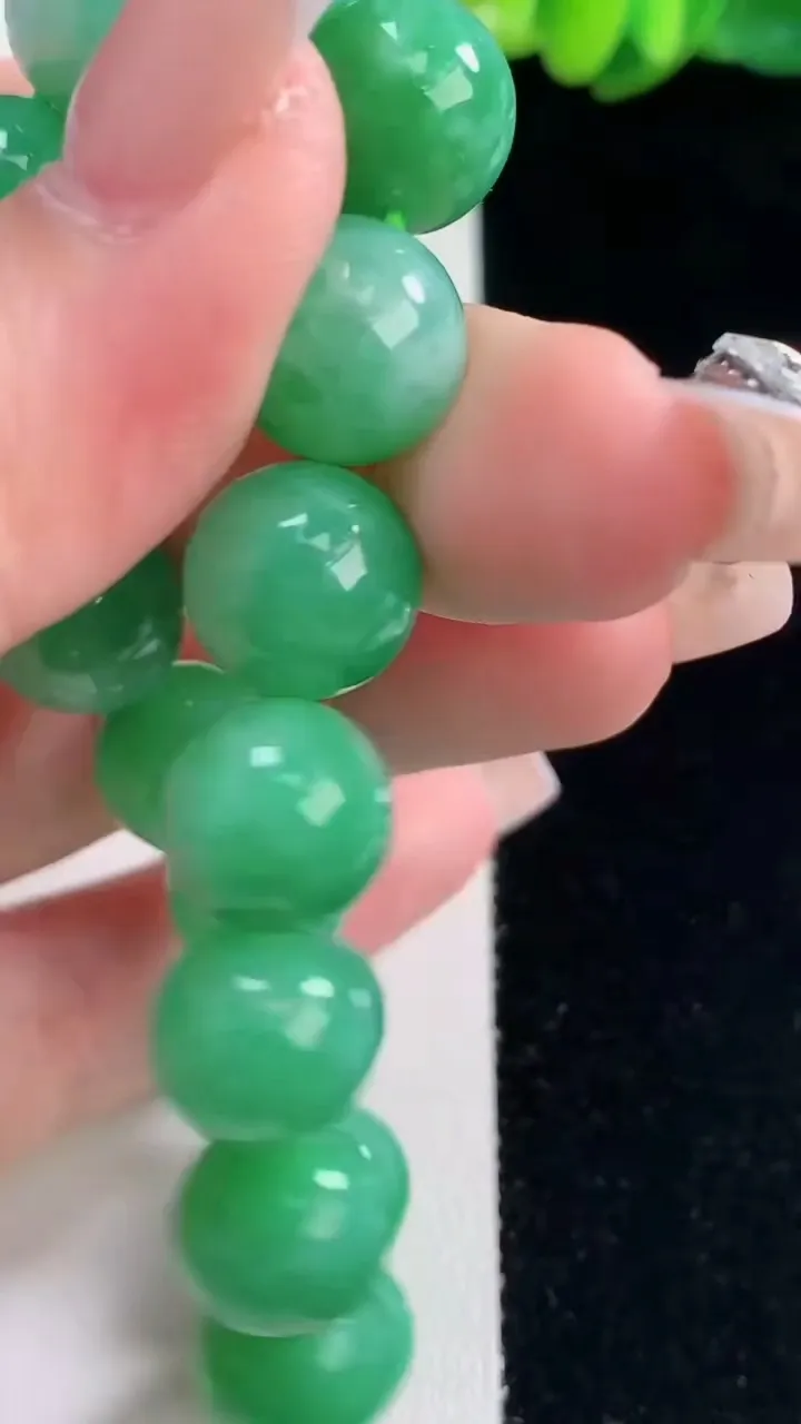天然A货翡翠圆珠手串，尺寸11.3-17颗，重量:43.30g12月20日
工厂直销收藏佳品,种好水足，色泽均匀，有种有色，上手高大气！