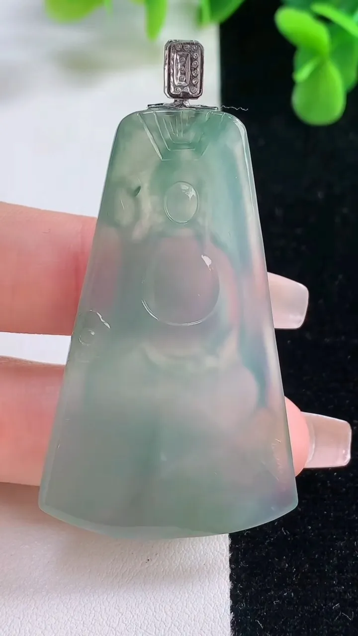 天然A货翡翠大势至菩萨吊坠，尺寸53.8-32.3-5.4，重量:17.40g
12月20日