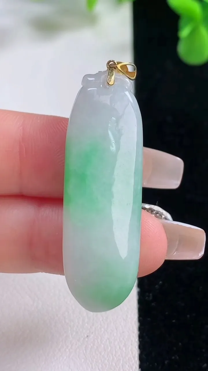 天然A货翡翠福瓜吊坠，尺寸39.5-13.3-8，重量:9.65g
12月20日