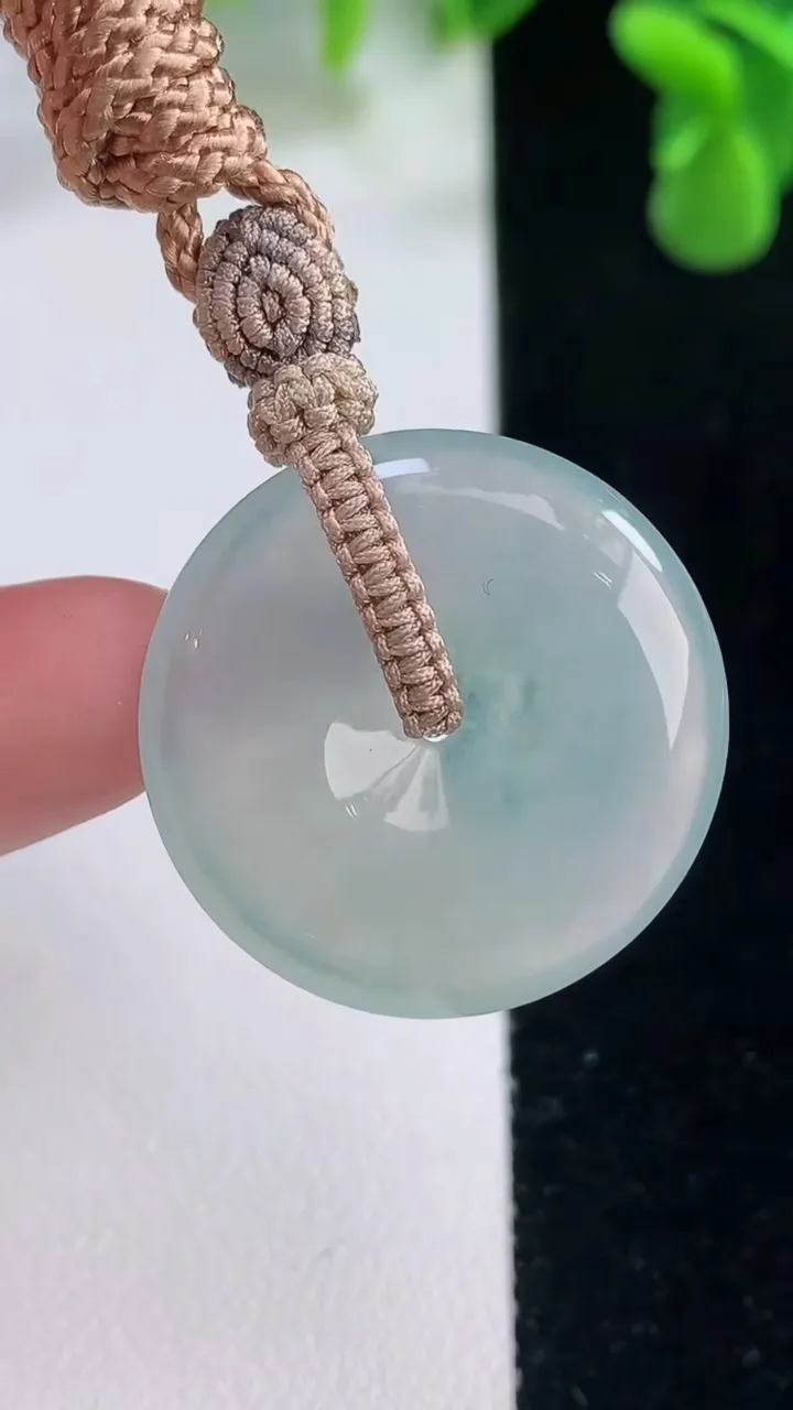 天然A货翡翠平安扣吊坠，尺寸25.4-5，重量:8.84g
12月20日