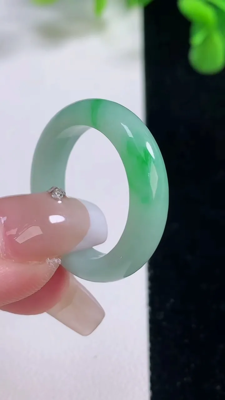 天然A货翡翠指环戒指，尺寸20-5.4-3.4，重量:4.82g2025年12月20日
工厂直销收藏佳品,种好水足，色泽均匀，有种有色，上手高大气！