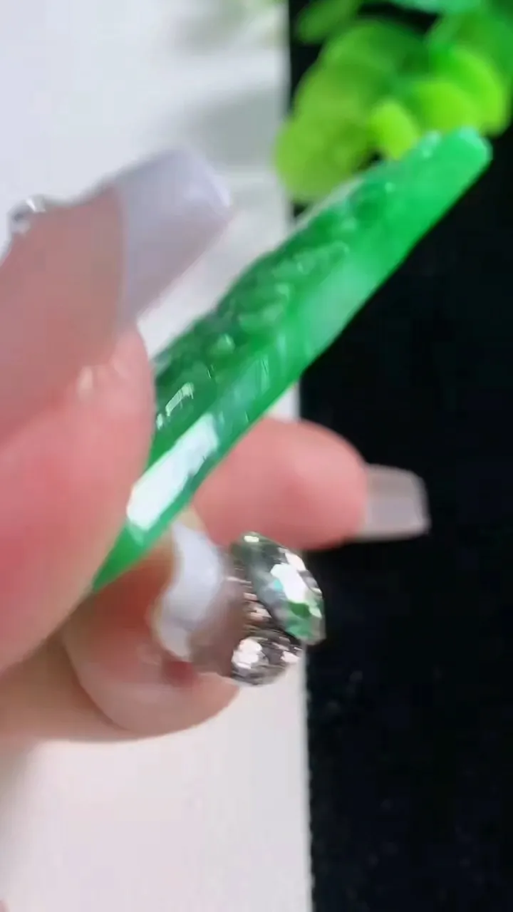 天然A货翡翠山水牌吊坠，尺寸64.5-43.4-6.4，重量:42.21g
12月20日