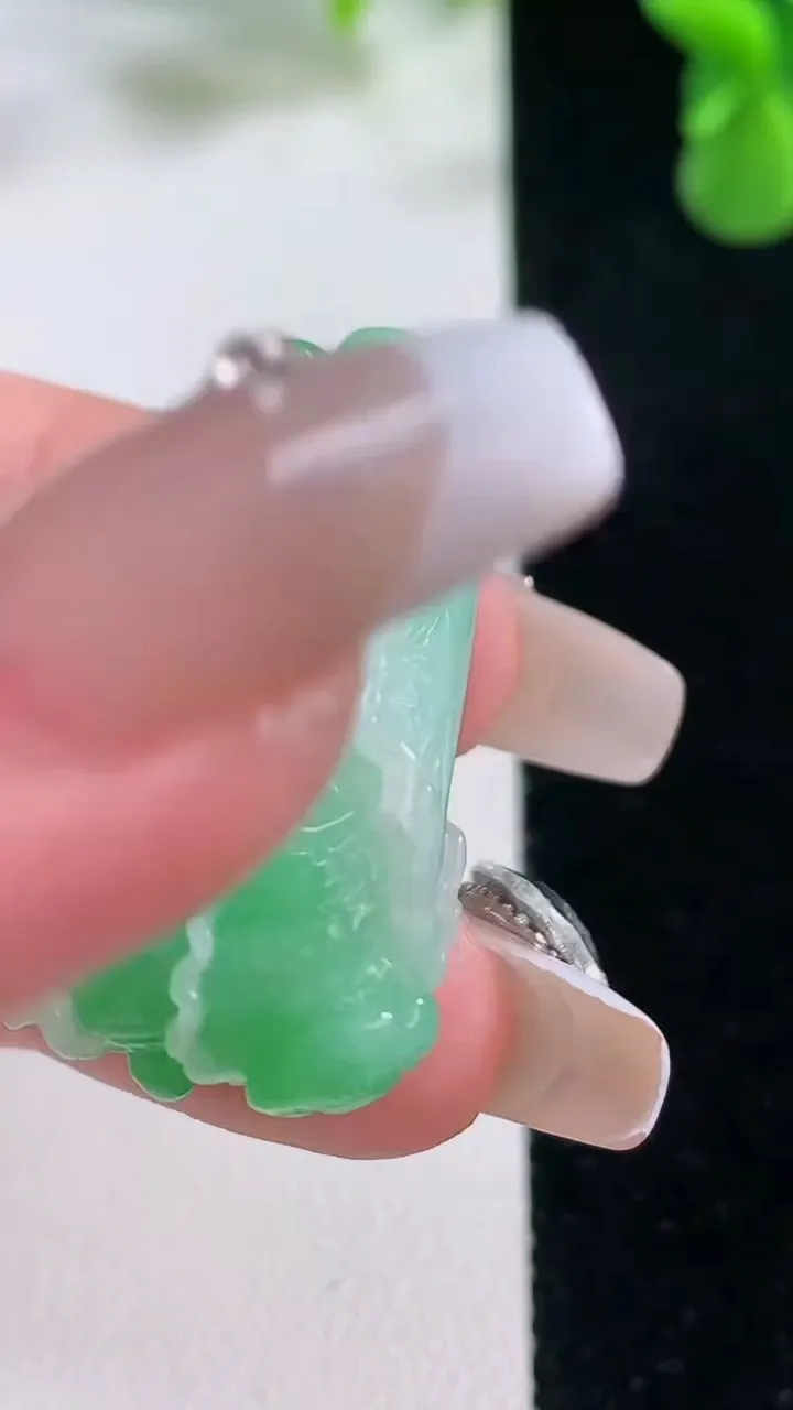 天然A货翡翠白菜吊坠，尺寸33-20.9-11.6，重量:11.78g
12月20日