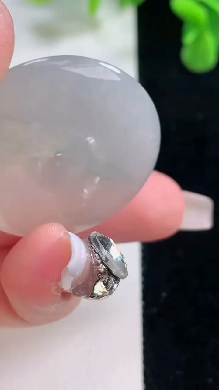 天然A货翡翠冰种飘花平安扣吊坠，尺寸33.2-6，重量:14.23g
12月20日