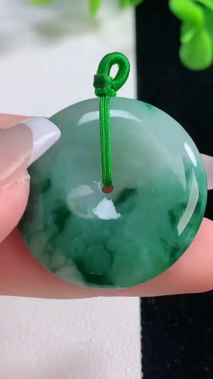 天然A货翡翠飘花平安扣吊坠，尺寸33.2-5.6，重量:13.55g
12月20日