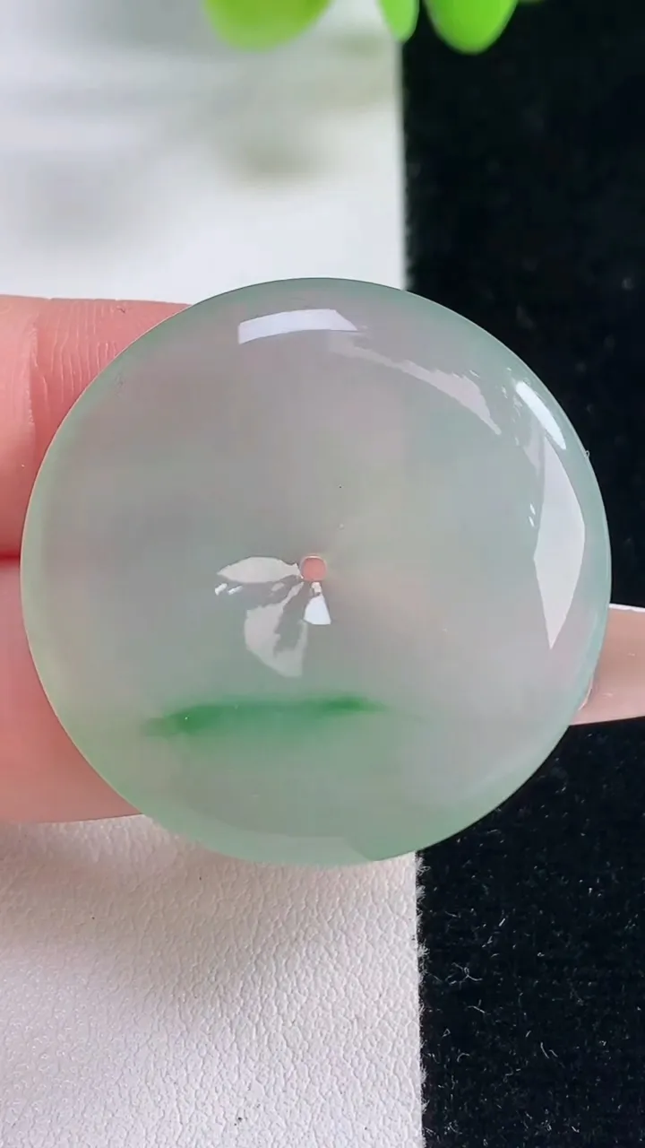 天然A货翡翠平安扣吊坠，尺寸32.8-5.7，重量:12.38g
12月20日