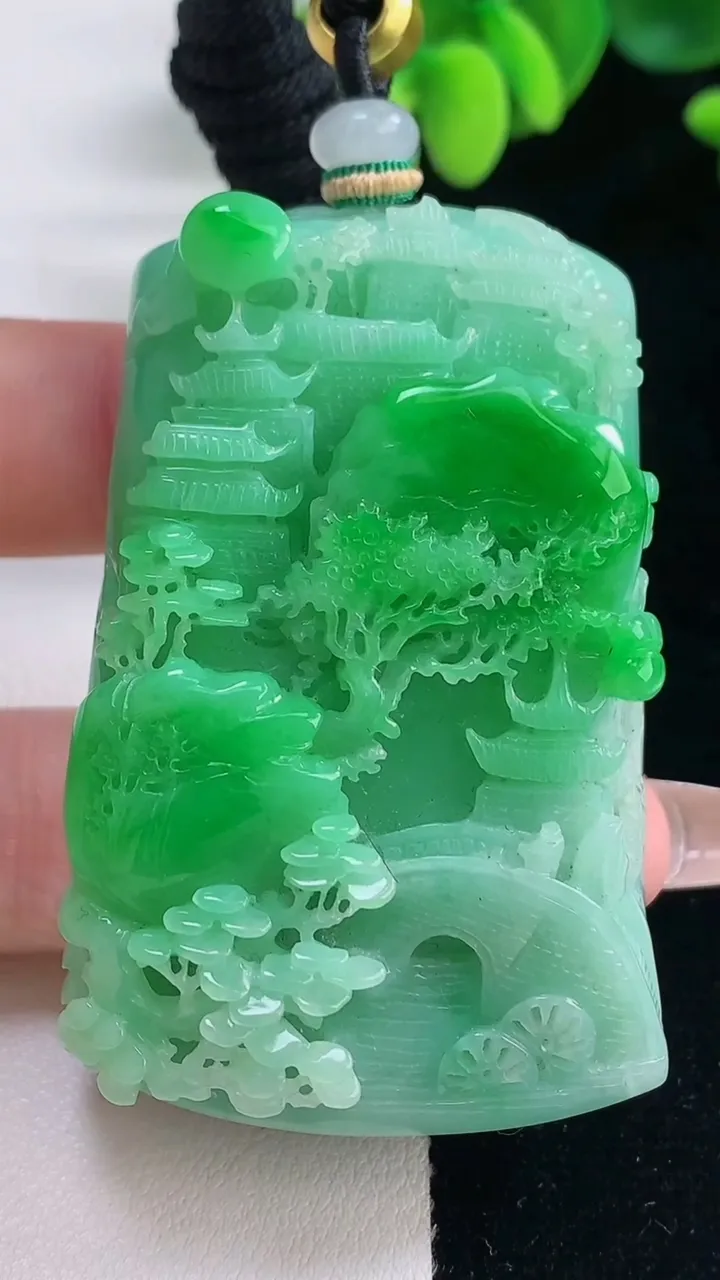 天然A货翡翠山水牌吊坠，尺寸58.3-35.8-14.8，重量:76.83g
12月20日