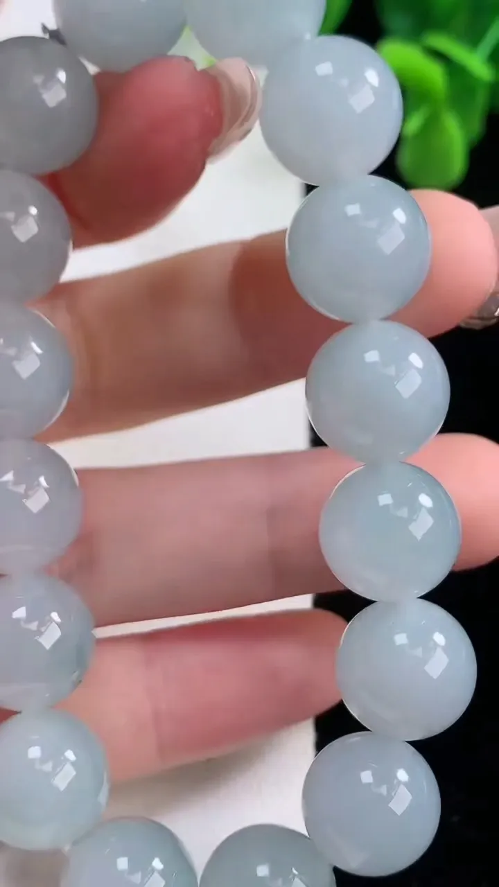 天然A货翡翠飘花圆珠手串，尺寸12.4-16颗，重量:51.05g12月20日
工厂直销收藏佳品,种好水足，色泽均匀，有种有色，上手高大气！