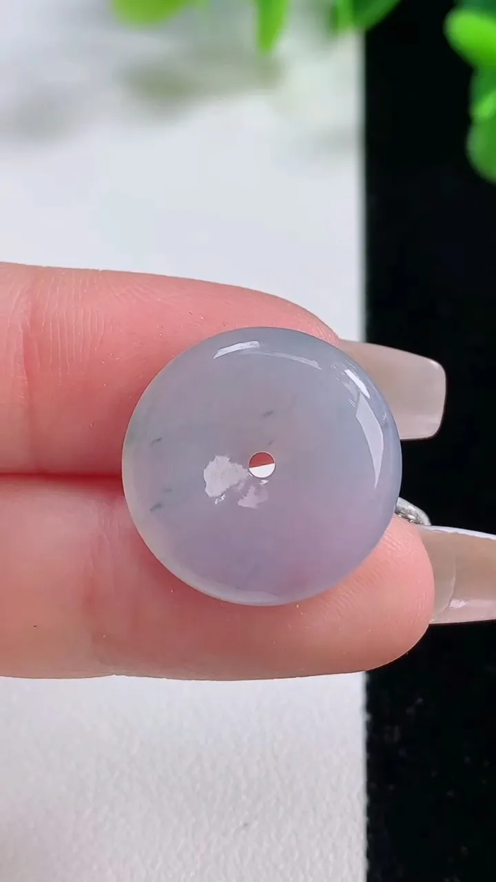 天然A货翡翠冰种紫罗兰飘花平安扣吊坠，尺寸19.3-3.8，重量:3.25g
12月20日