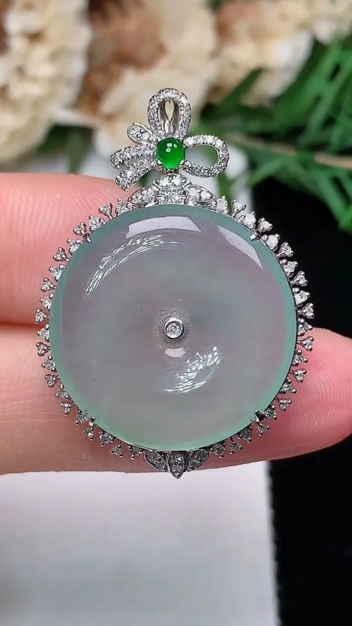 天然A货翡翠平安扣吊坠，尺寸32-22.8-7.5，裸石19.7，重量:4.46g
12月20日