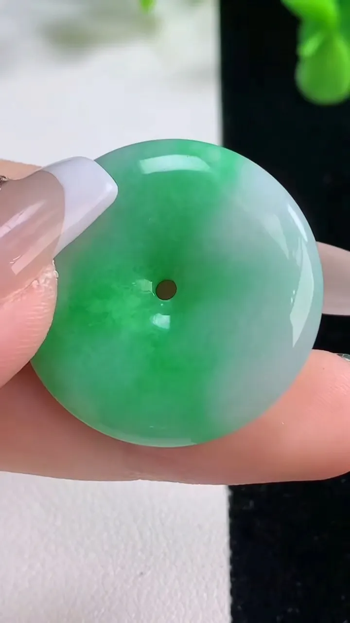 天然A货翡翠平安扣吊坠，尺寸29.7-5.2，重量:9.91g
12月20日