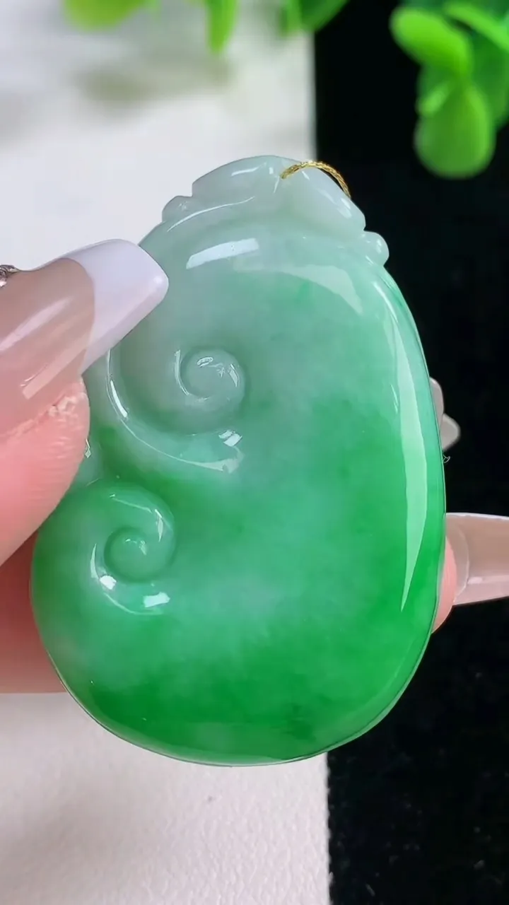 天然A货翡翠如意吊坠，尺寸45.2-30.8-5.7，重量:16.85g
12月20日