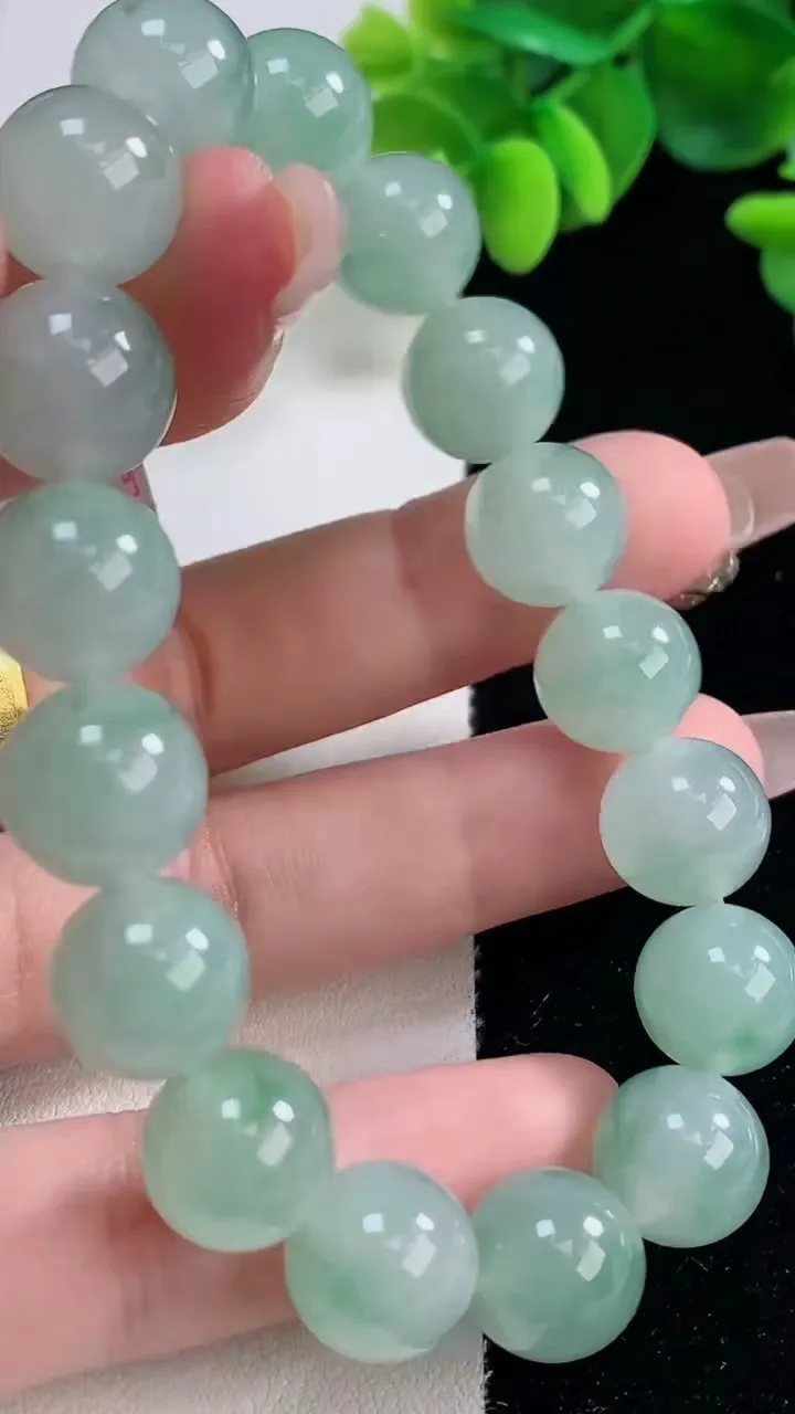 天然A货翡翠种飘花圆珠手串，尺寸11.4-17颗，重量:44.83g12月20日
工厂直销收藏佳品,
