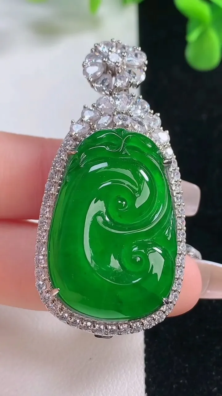 天然A货翡翠如意吊坠，尺寸52.5-25.6-14，裸石31.3-21.5重量:23.29g
12月20日