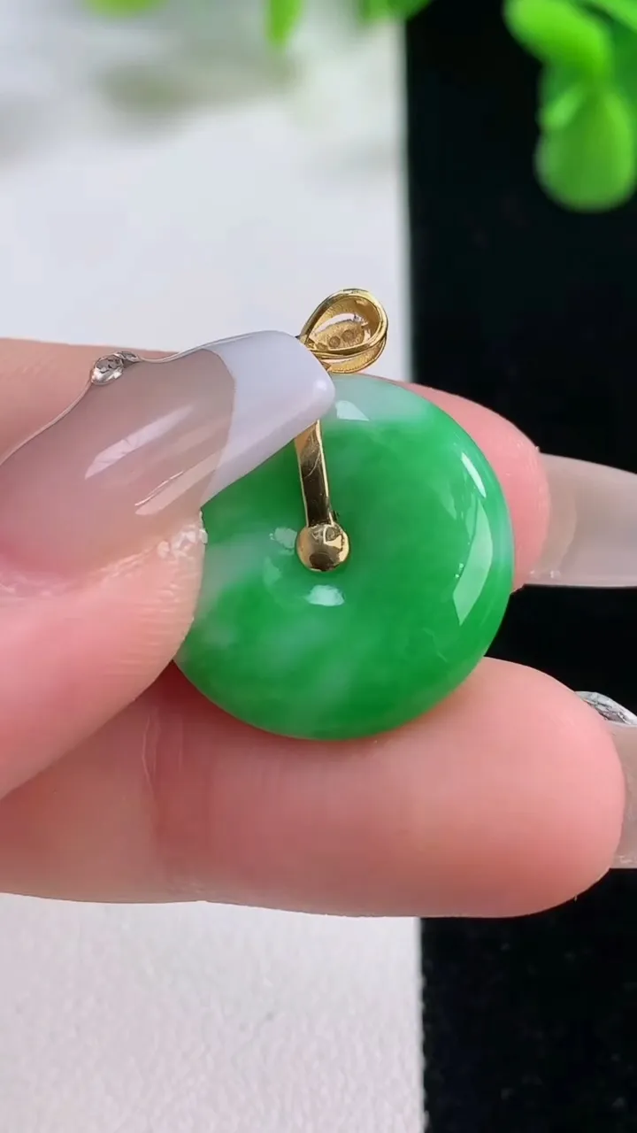 天然A货翡翠平安扣吊坠，尺寸19.4-5.7，重量:5.07g
12月20日