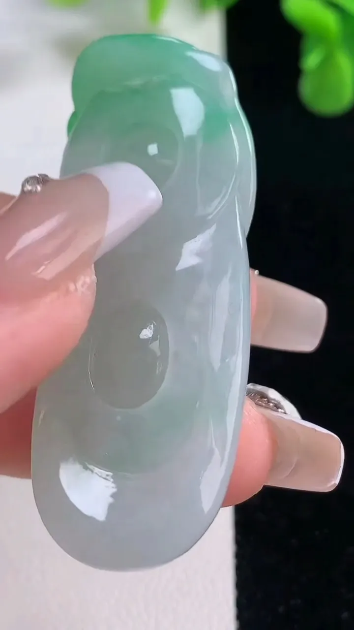 天然A货翡翠逍遥佛吊坠，尺寸53.8-20.6-9.5，重量:20.00g
12月20日