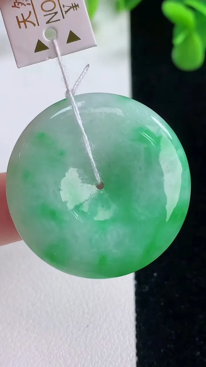 天然A货翡翠平安扣吊坠，尺寸32.4-6，重量:13.53g
12月20日