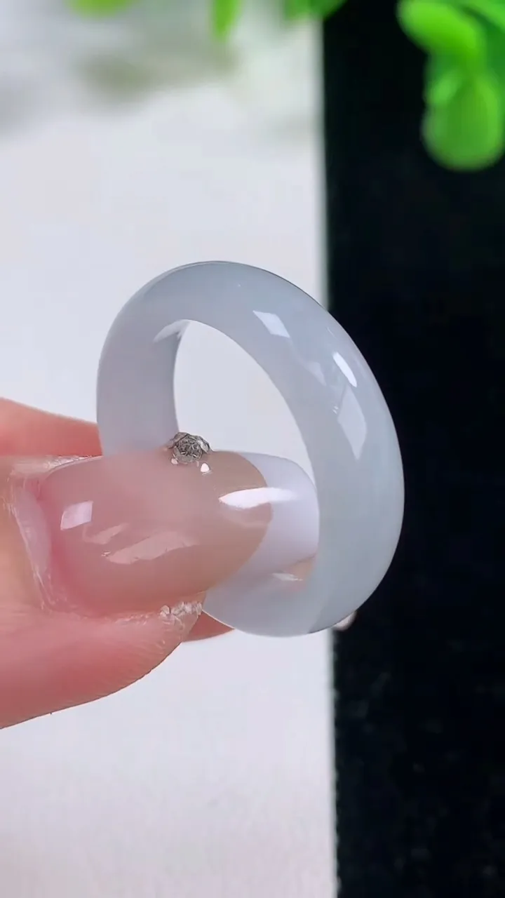 天然A货翡翠指环戒指，尺寸18.4-5.7-3，重量:3.72g2025年12月20日
工厂直销收藏