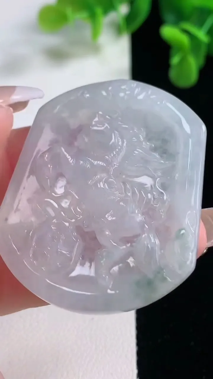 天然A货翡翠冰种飘花生肖马吊坠，尺寸47.2-38-5.5，重量:19.80g
12月20日