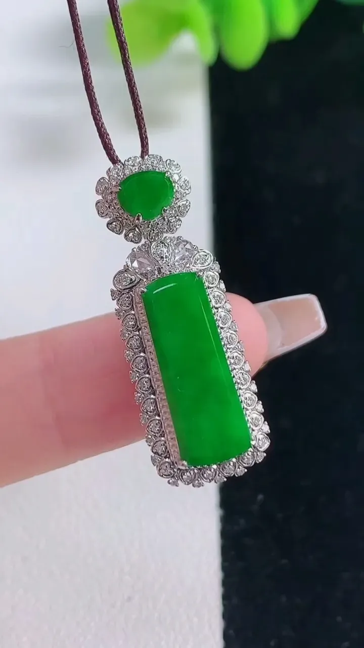 天然A货翡翠无事牌吊坠，尺寸30.4-10-7.8，裸石17.2-7重量:3.30g
12月20日