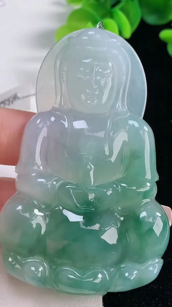 天然A货翡翠种飘花观音菩萨吊坠，尺寸75-46.7-5，重量:35.41g
12月20日