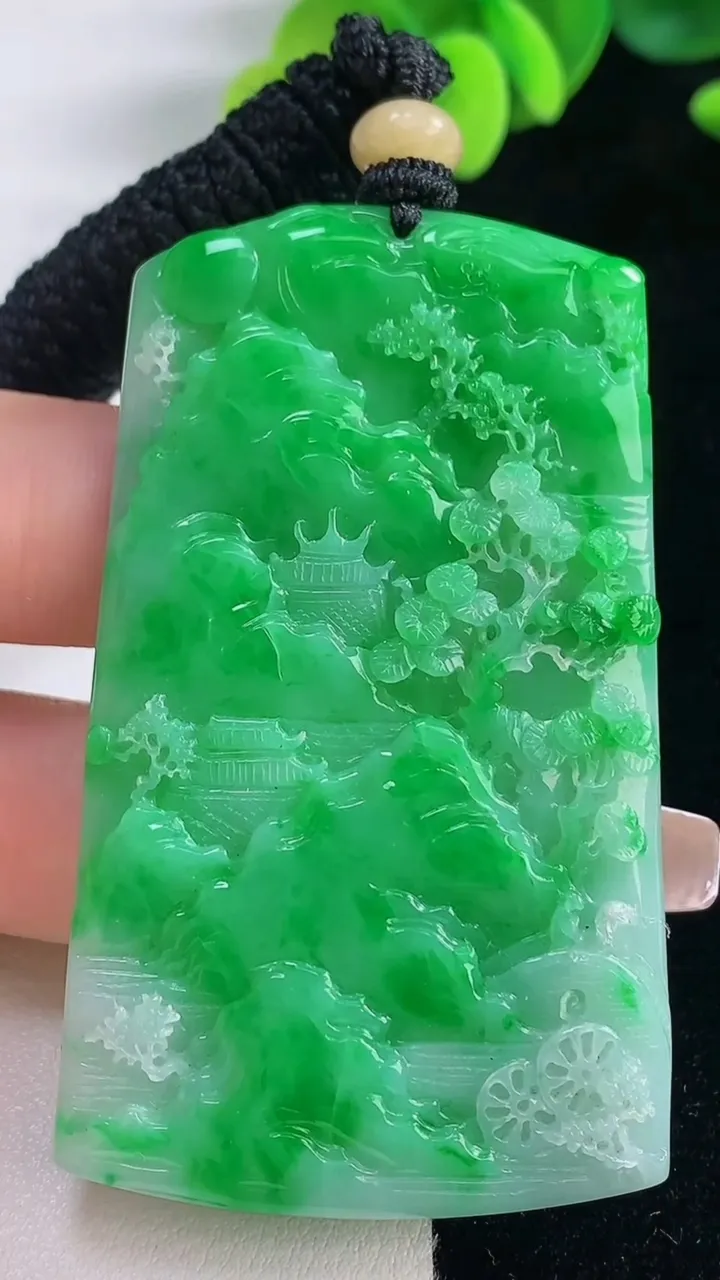 天然A货翡翠山水牌吊坠，尺寸62-37.4-5.2，重量:33.75g
12月20日