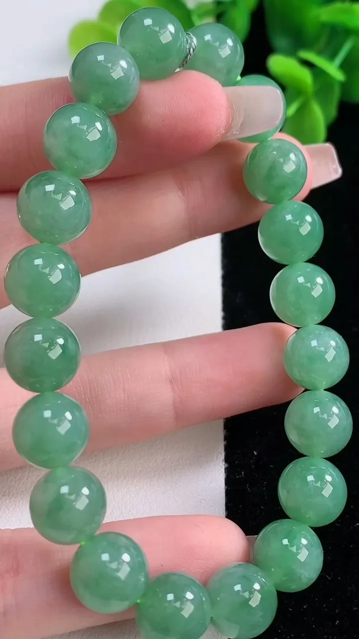 天然A货翡翠圆珠手串，尺寸9.8-26颗，重量:34.33g12月20日
工厂直销收藏佳品,种好水足