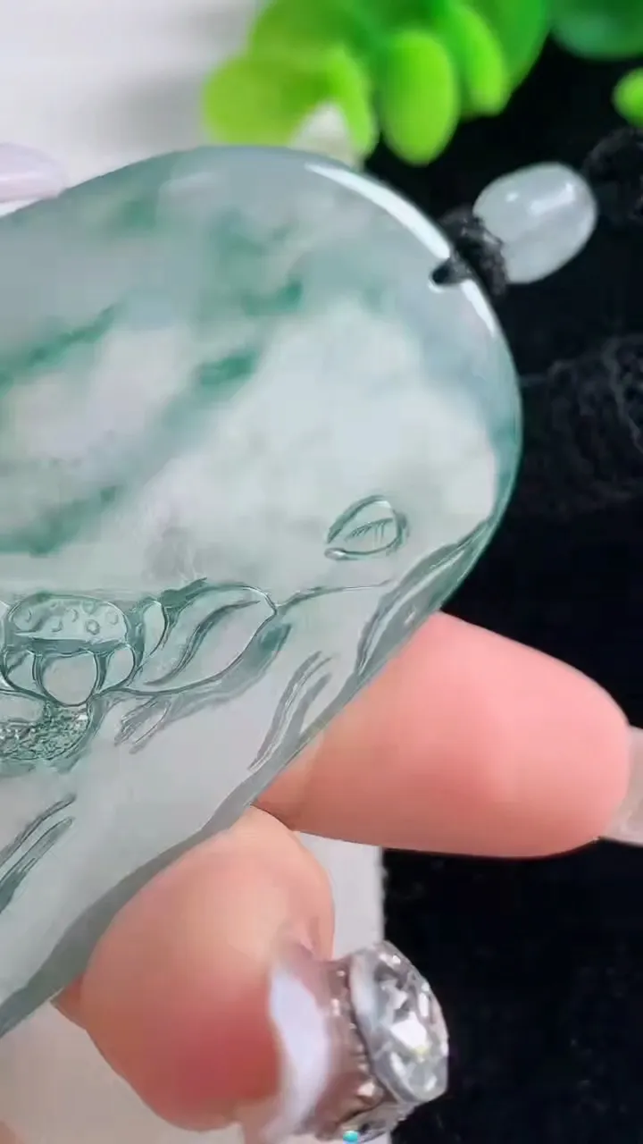 天然A货翡翠种飘花普贤菩萨吊坠，尺寸70.2-37.5-5.6，重量:39.49g
12月20日