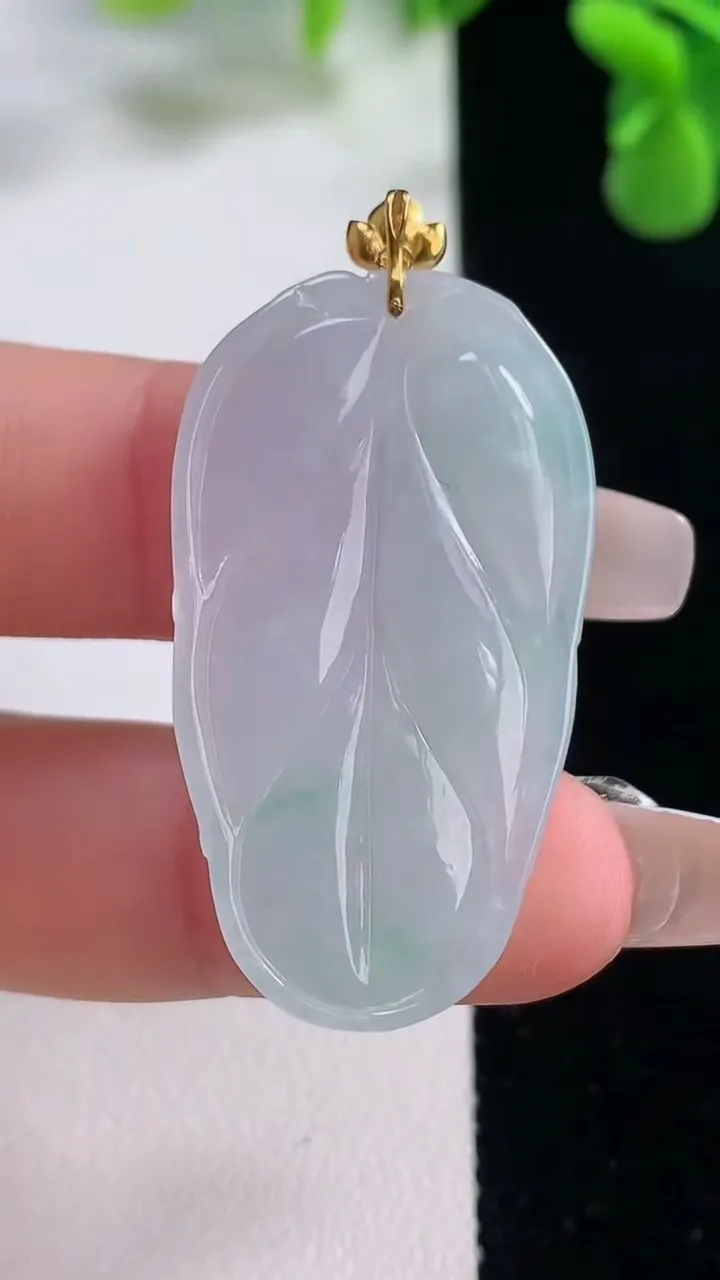 天然A货翡翠金枝玉叶 叶子吊坠，尺寸38.2-21.5-4.8，重量:7.18g
12月20日