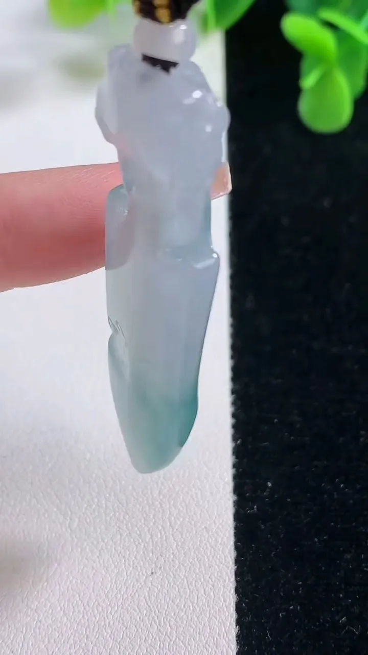 天然A货翡翠冰种飘花尚方宝剑吊坠，尺寸53-17.8-7.3，重量:14.44g
12月20日