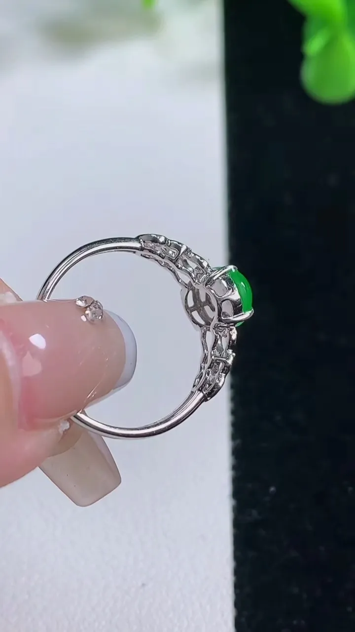天然A货翡翠蛋面戒指，尺寸17-8.7-6.2-4.7，重量:2.38g2025年12月20日
工厂直销收藏佳品,种好水足，色泽均匀，有种有色，上手高大气！