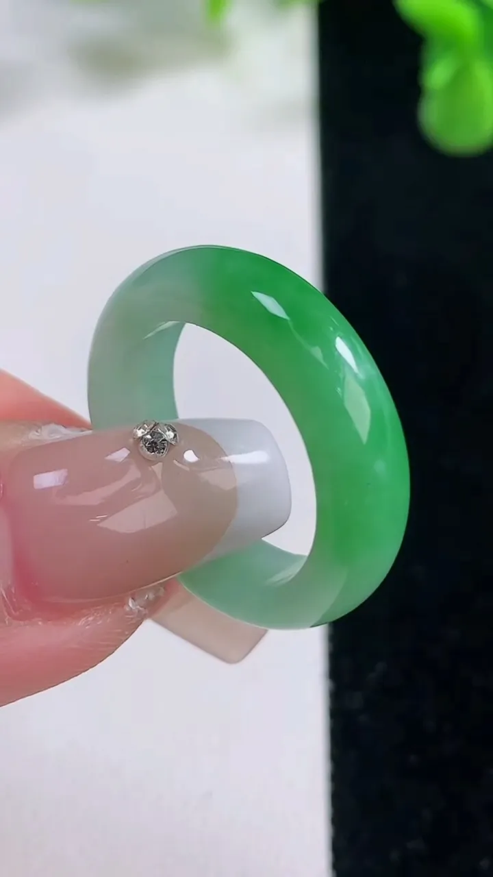 天然A货翡翠指环戒指，尺寸18-5.7-3.2，重量:4.46g2025年12月20日
工厂直销收藏佳品,种好水足，色泽均匀，有种有色，上手高大气！