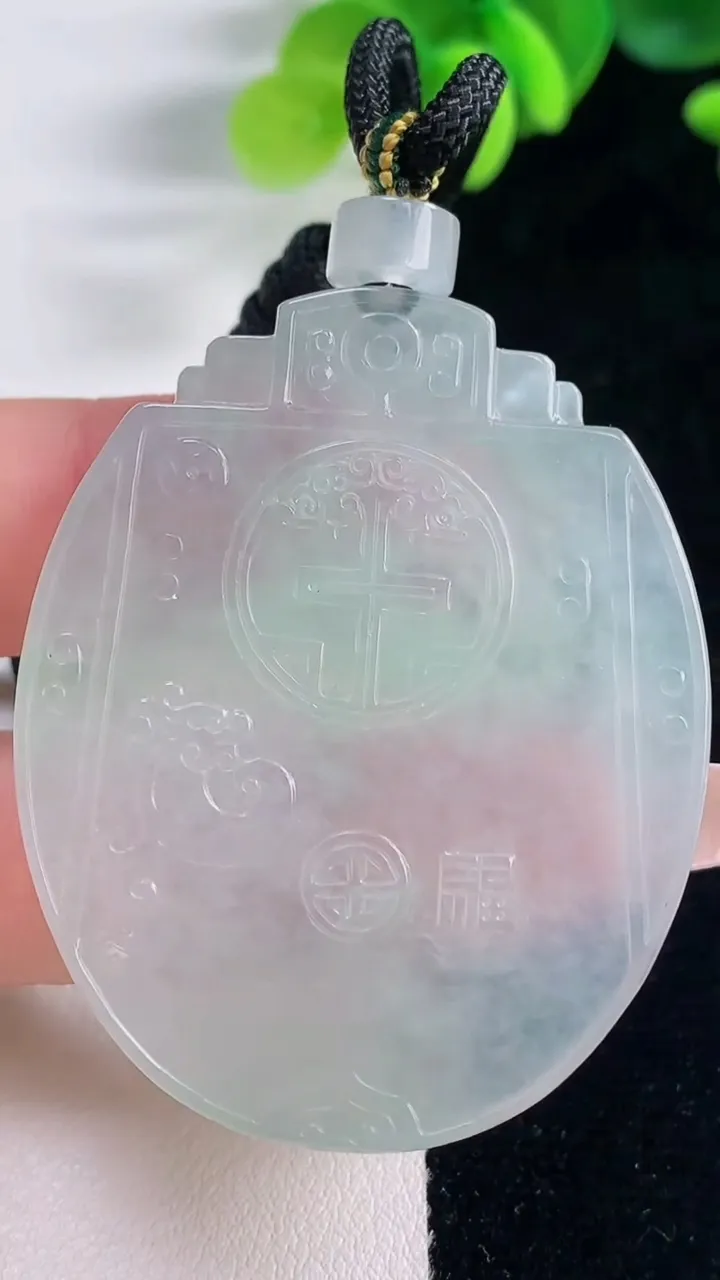 天然A货翡翠仿古无事牌吊坠，尺寸49-39.4-5.3，重量:31.47g
12月20日