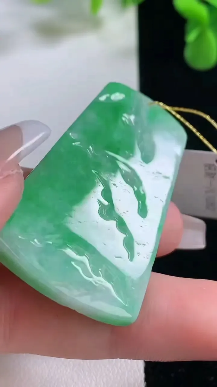 天然A货翡翠山水牌吊坠，尺寸47.7-27.7-6，重量:18.53g
12月20日