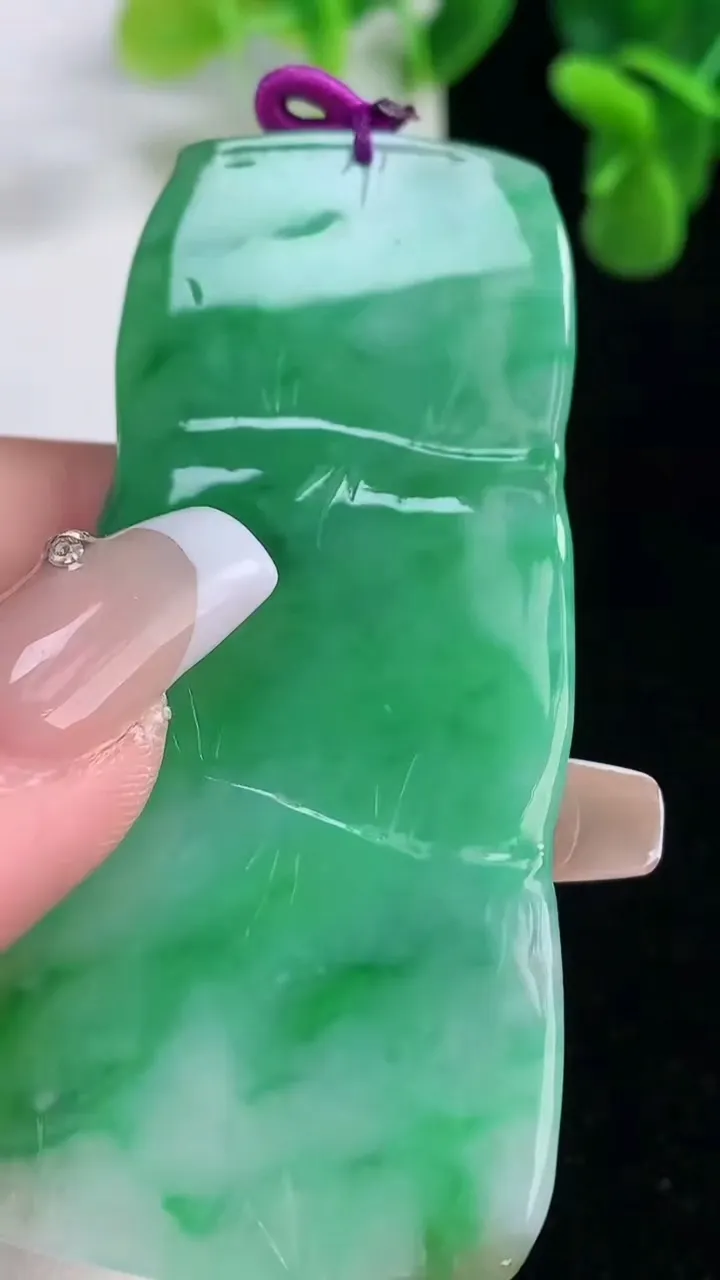 天然A货翡翠节节高升 竹节吊坠，尺寸667-32.3-4.4，重量:25.48g
12月20日